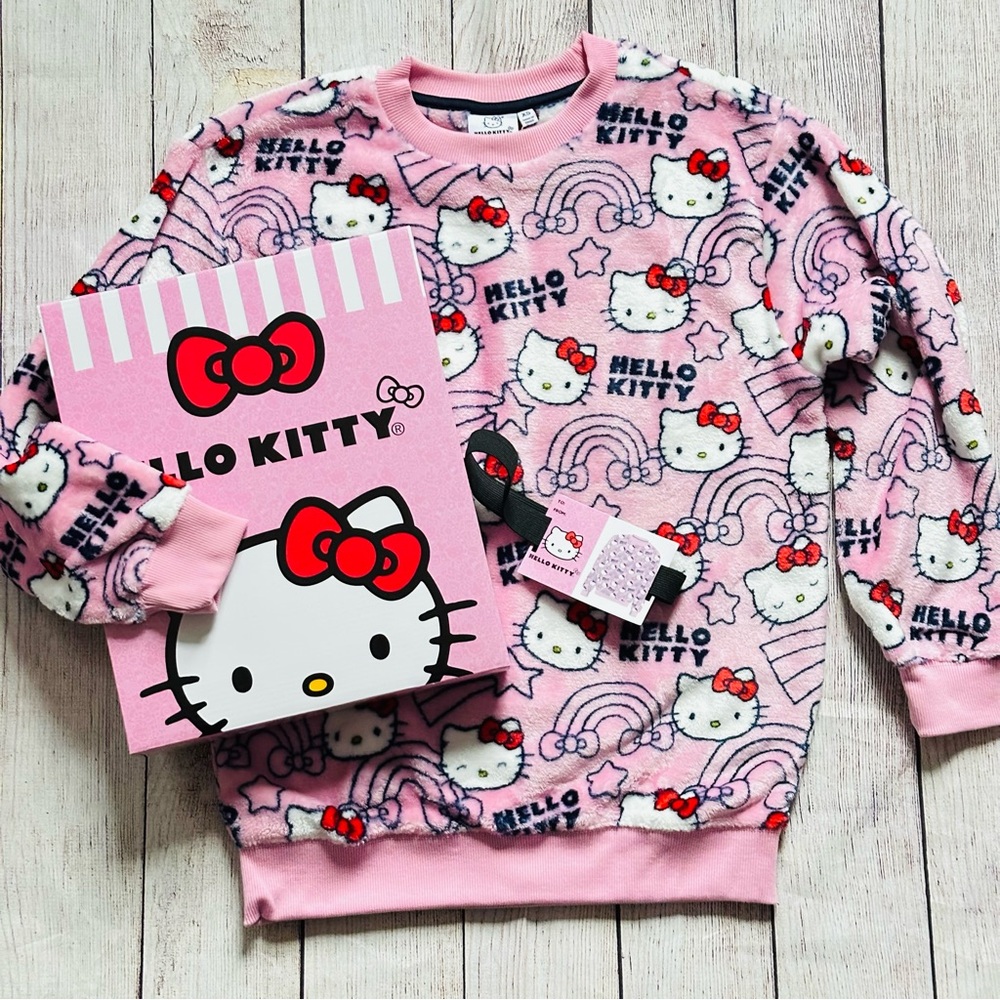Women’s Sanrio Hello Kitty Plush Graphic Sweatshirt NEW